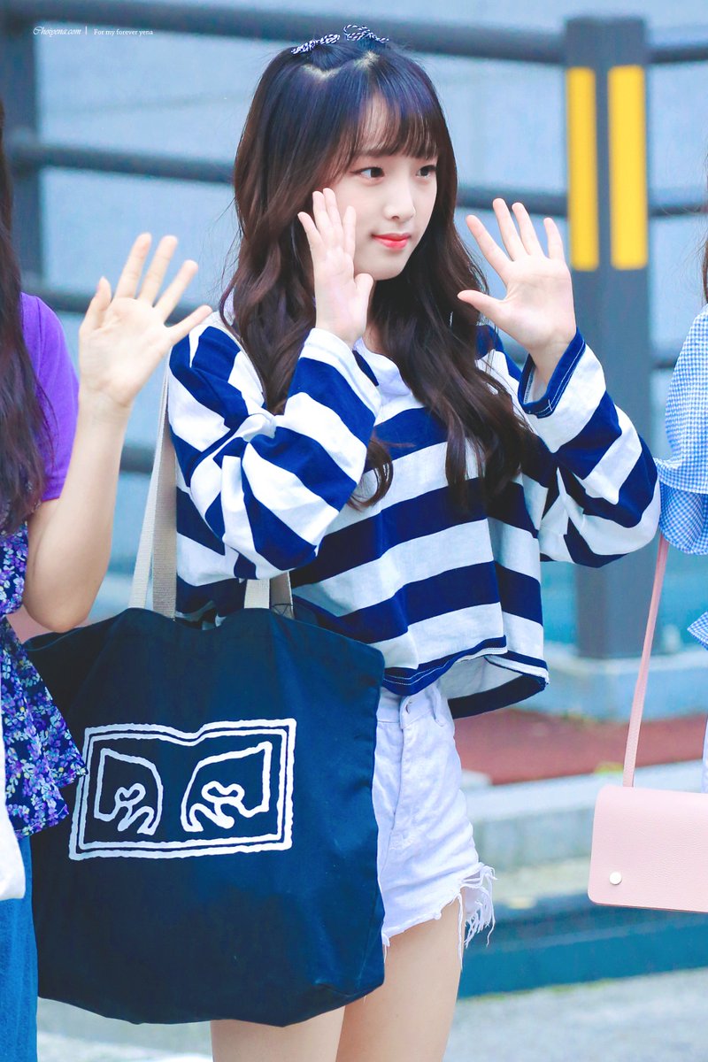 19990929com's tweet photo. 180805 컨셉평가 출근길
#최예나 #choiyena #아이즈원 #IZONE #チェイェナ @yhent_korea 

📸Link
https://t.co/wFXmMf62wk
https://t.co/fNq3tszJfI
https://t.co/toOsF2VxW8
https://t.co/29e5iXzWFE https://t.co/YnIu8CgRdg