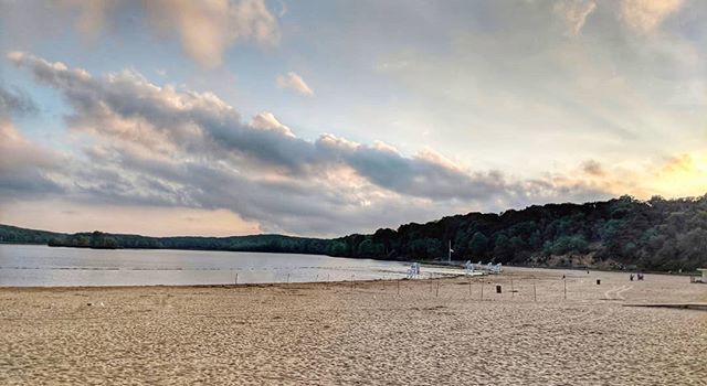 sheharyarn's tweet image. Perfect weather for a swim (if I knew how to swim 😛). #beach #lakewelch #stonypoint #upstate #newyork #cloudy #beautifulweather #beautifuldestinations #summers #lastweekbeforeclasses #hdr #teampixel #nofilter #seriouslynofilterq ift.tt/2LPE5rk