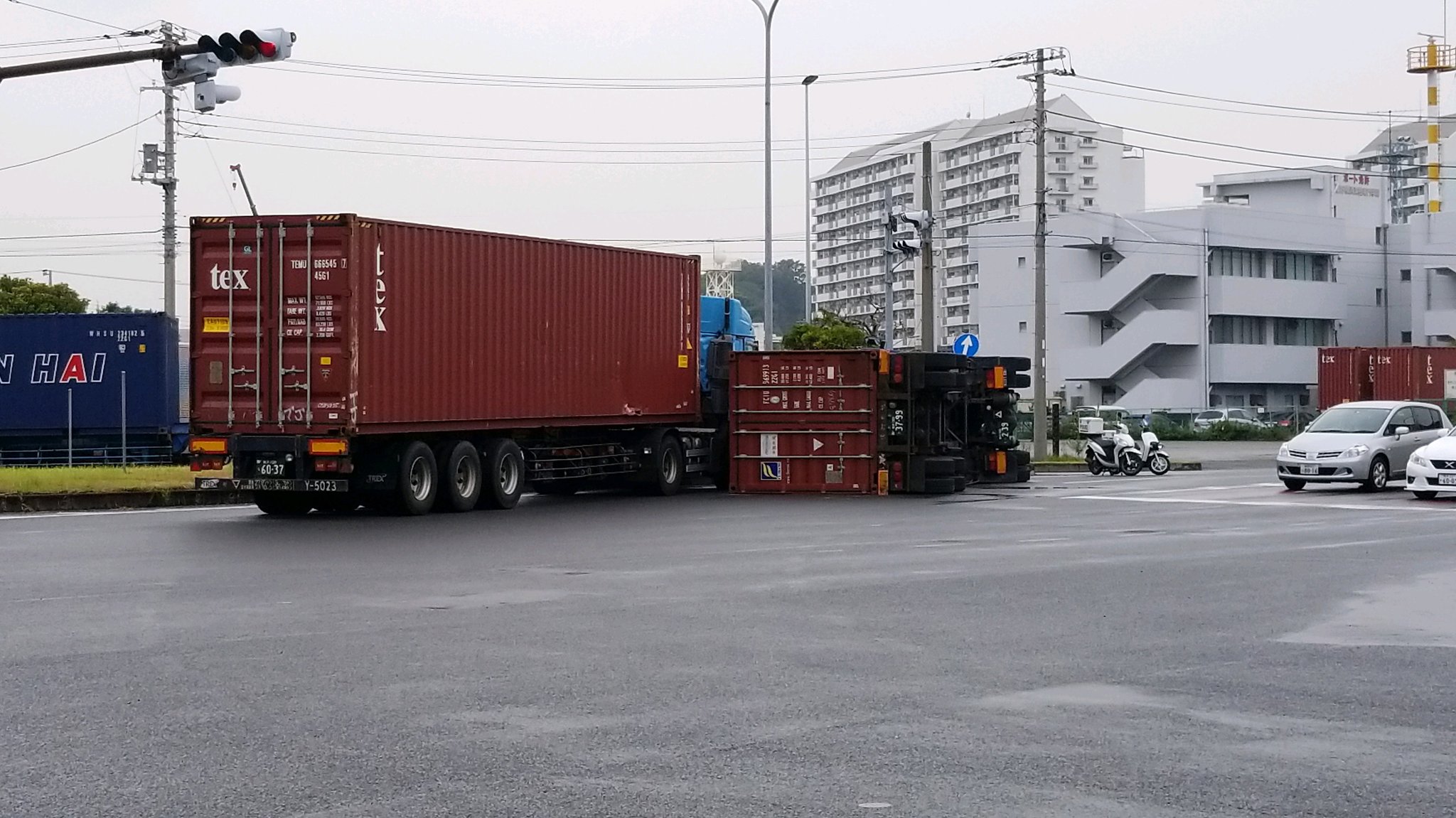 画像 本牧でコンテナ横転…怪我人は居ない模様…となり走ってたとしたら…考えただけで恐ろしい