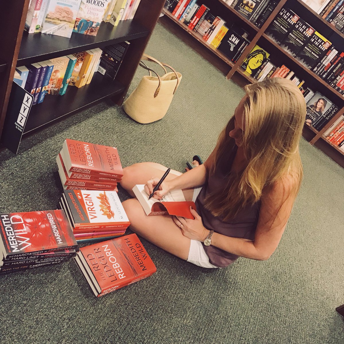 wildmeredith's tweet photo. Impromptu book signing at my local @BNBuzz #booksigning #redledger https://t.co/tAU83wAnbJ