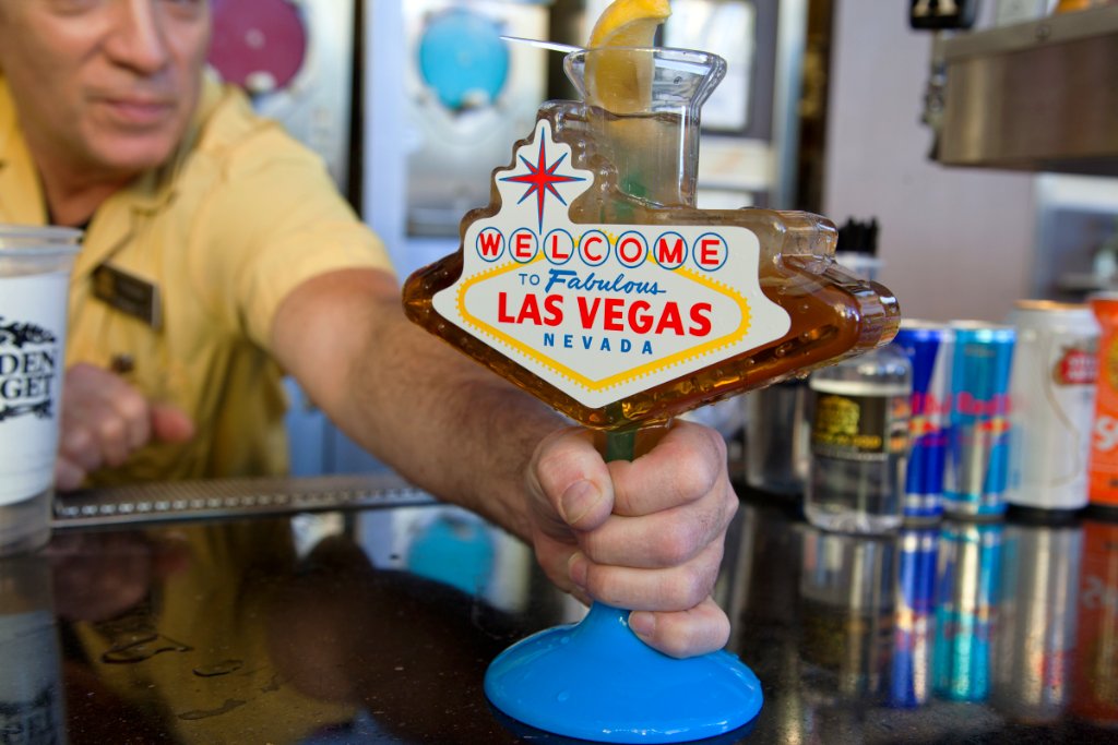 GoldenNuggetLV's tweet photo. Order up! #LongIsland is served. #Bar46 #FremontSt https://t.co/gXgjOQF14w