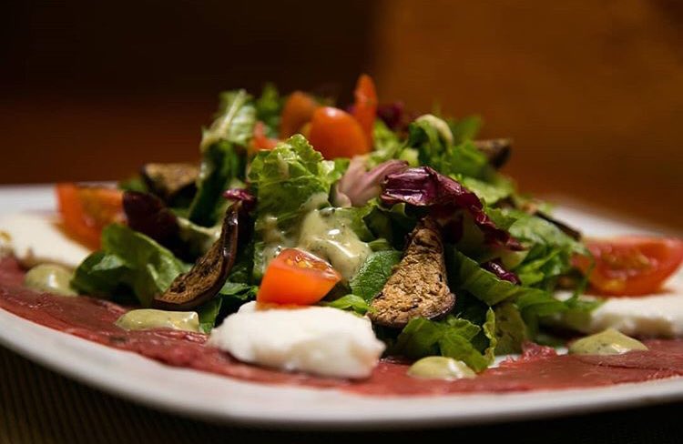 Preparamos para ti la mejor #ensalada sobre una cama de #carpaccio de lomito ¿Listo para la cena? #LasMercedes #2Sep