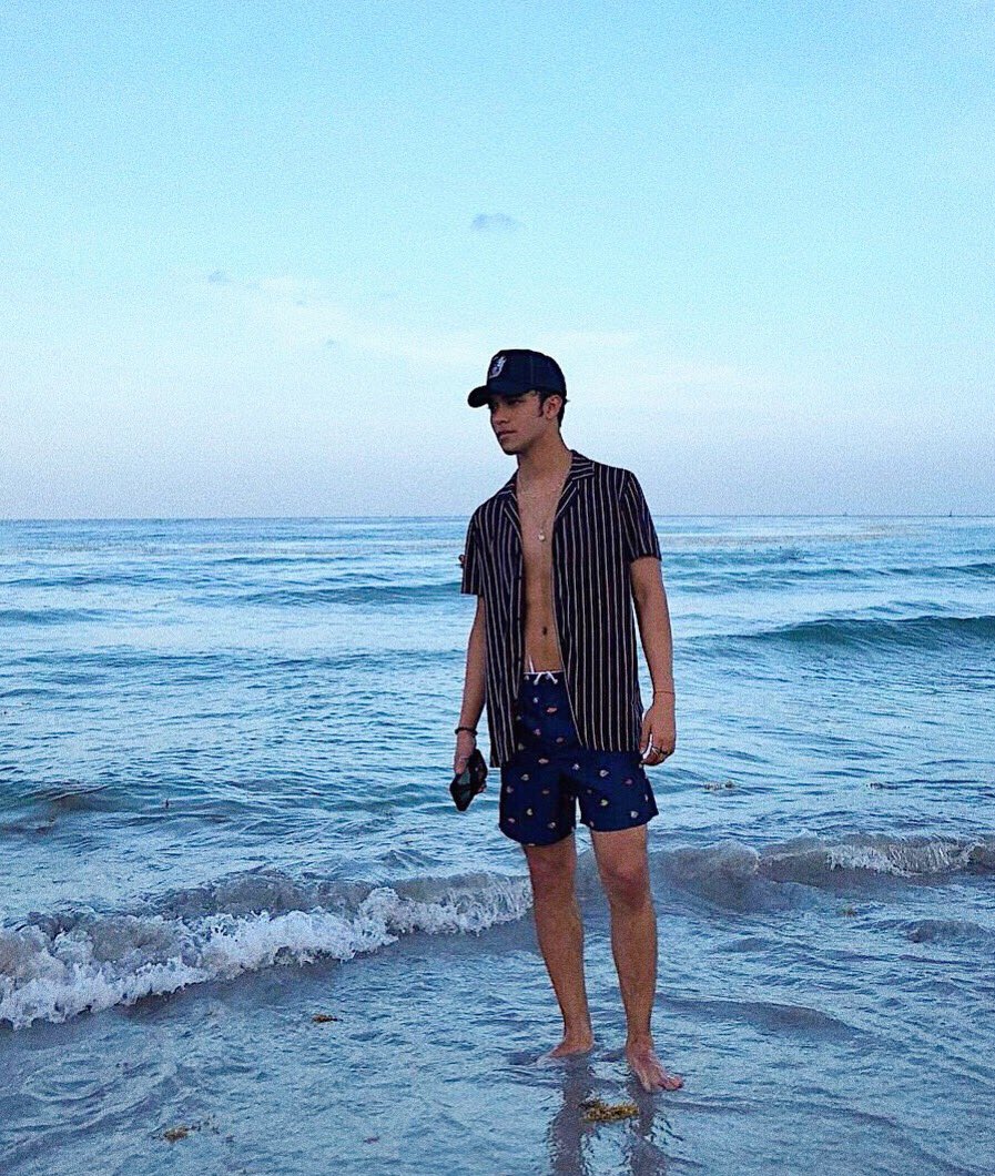 JOELDELE0N's tweet photo. Who wants to walk on the beach with me? https://t.co/Vt75qv83kX