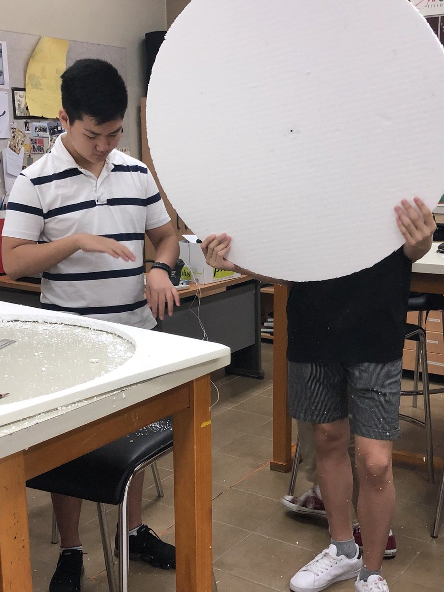 RisaKim29's tweet image. #ShrektheMusical #Setpainting in#MYPart has begun #studentdesigned #SetDesign @GSISKorea #KnightsRoK