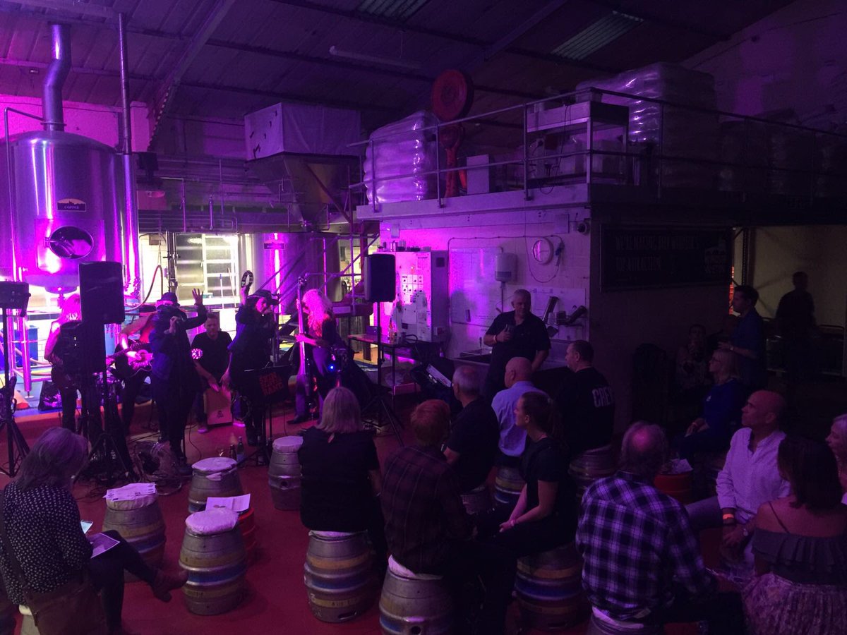 SkinBlisterBand's tweet photo. @windsoretonbrew another few photos from that great gig in your Brewery Saturday. Photos by @NigelTrafford  thank you 🎩🎵🎸 https://t.co/RqFyFXfaLZ