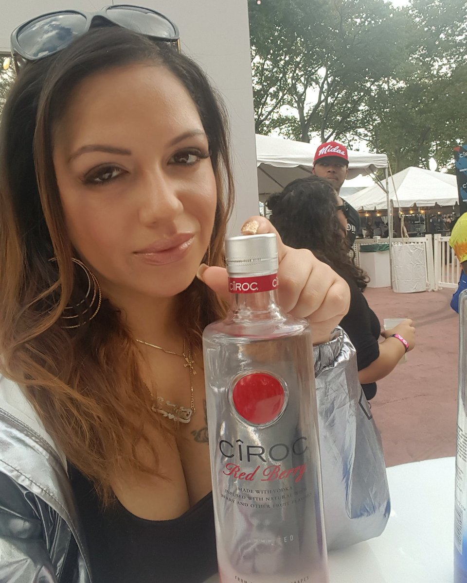 minasaywhat's tweet photo. Sweet like berry @Ciroc ππΈπ#Ad #CirocTheSummer #CirocStudios #MadeInAmerica #Promotion https://t.co/ckwf6YwAV2