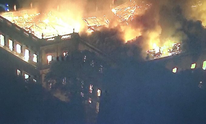 azpandrade's tweet photo. fuego consume el Museo Nacional de Río de Janeiro #Brasil. Desoladoras imágenes #RJ 
Sept 2, 2018
Vía @JoaoKlebereall https://t.co/85WlDb2U57