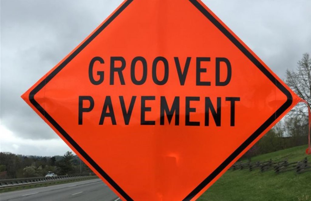 When riding, feeling groovy isn’t always a good thing. @Dairylandcycle shares how to handle different types of road surface grooves.  buff.ly/2BUhoCs