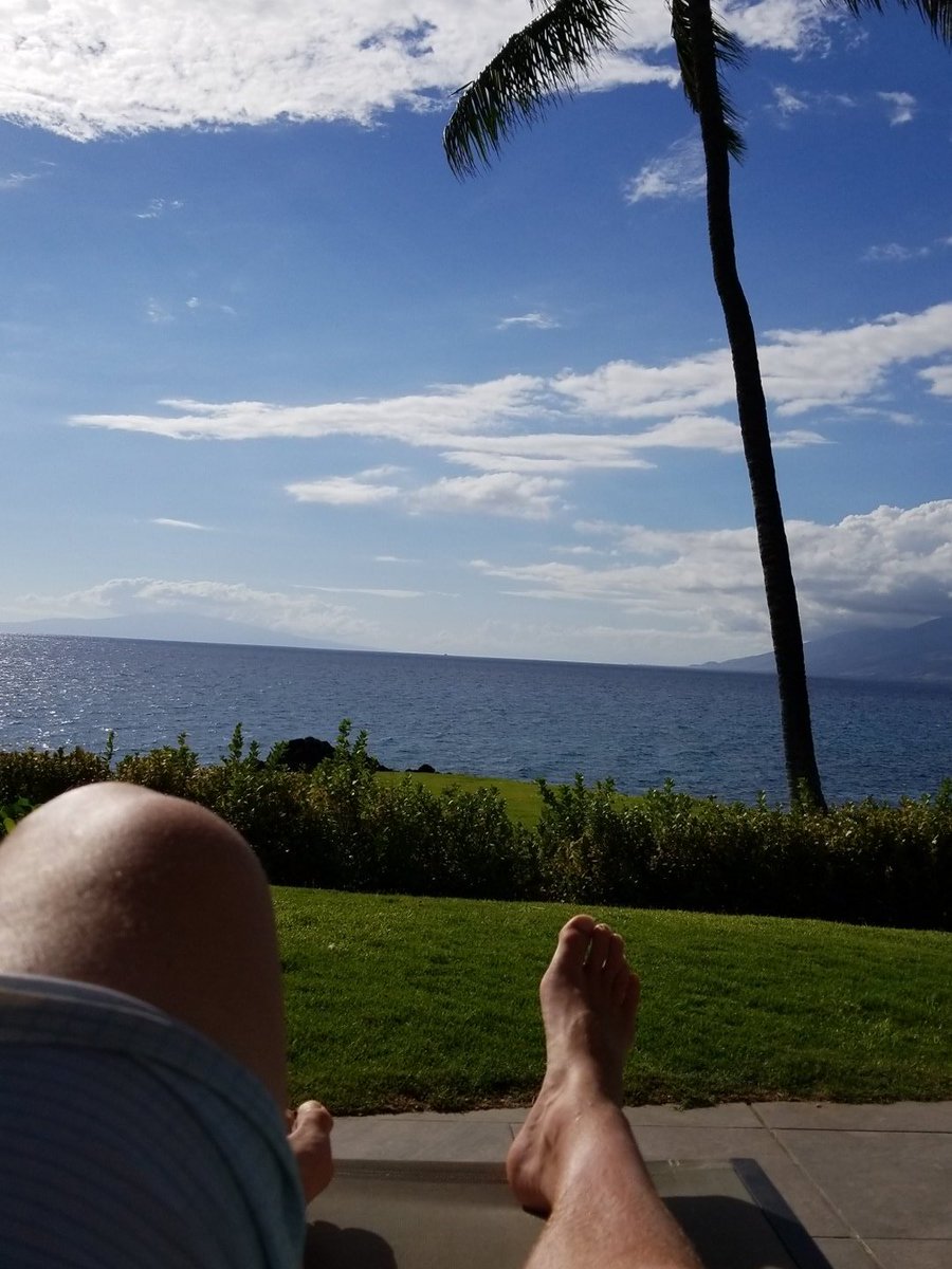 Gamer_Medley's tweet photo. Sitting on the ocean in Maui. I think I'll play some clash royals  #ClashRoyale https://t.co/tHEcbBnQo3