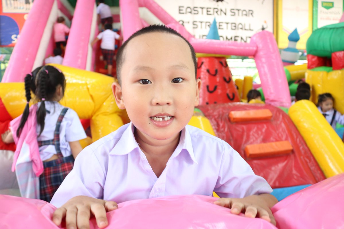IntSchoolofLaos's tweet image. Kids are having a great time on our bouncy castle set up in our basketball court.... no fear of the rain 😊
Can you see their happy faces? They are really having fun on their first day at school.
#NewAcademicYear #FunMomentsAtESS #ESSfamily