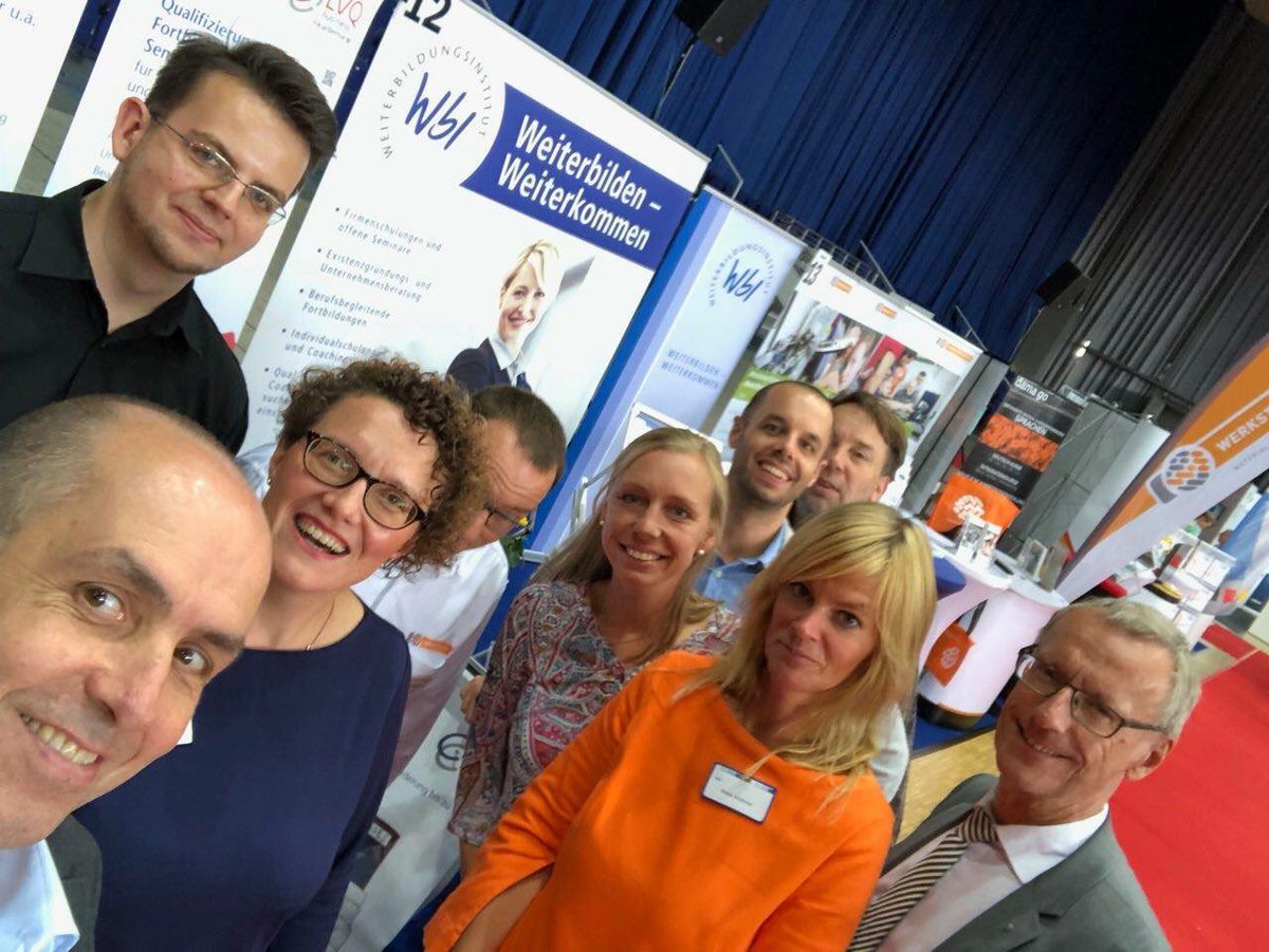 Kooperation macht Spaß!
Mehr Sichtbarkeit, mehr Power!
Auf der Jobmesse Essen teilten wir uns einen Stand mit den Kolleg/innen von WbI, @ws_aktuell und damago.