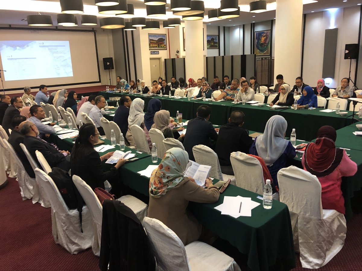 Seramai 81 pegawai JKR dijemput menghadiri mesyuarat ini, terdiri daripada Peneraju, Data Owner dan Pegawai Prestasi Cawangan JKR. #TogetherWedeliver #JKRdihati <a href="/RoslanMdTaha/">Roslan Md Taha</a> <a href="/massie6208/">Rararara</a> <a href="/SamilahMashuri/">Samilah M.</a>