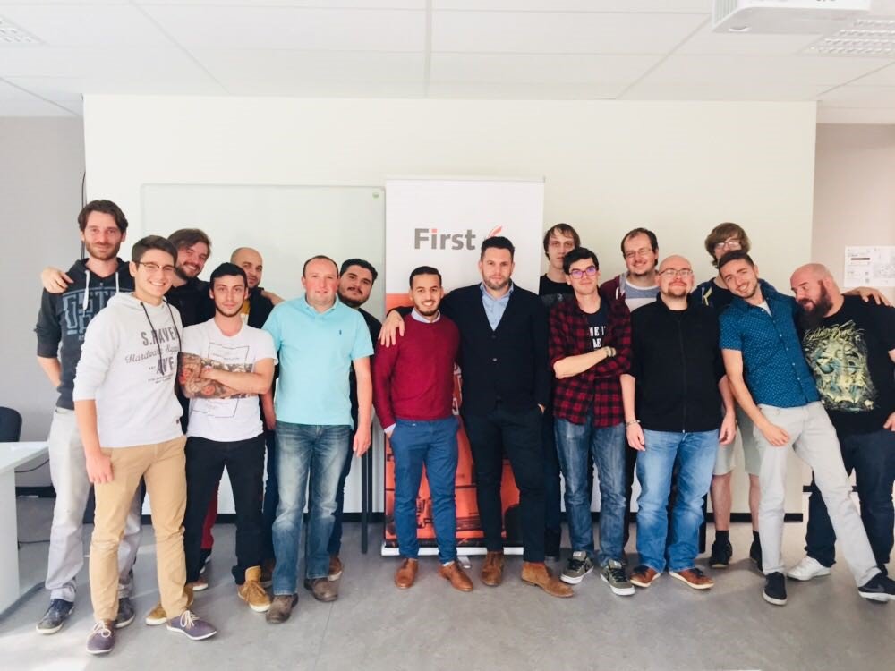 First_eu's tweet image. Vandaag is het de eerste schooldag voor vele onder ons. Vrijdag ging onze recruiter Steven samen met onze consultant Mo de schoolsfeer al eens opsnuiven bij Cevora in Drongen. 
Zien we hier toekomstige systeem- en netwerkbeheerders van First?