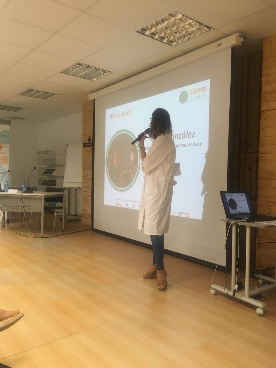 AtSafor's tweet photo. Mayte @MaySifres dóna pas a les #experiencies de #marcapersonal  Presenta a Desy González que ens explica qui és @naturalmentdesy Si no contes qui ets la gent no et coneix @UrbalabGandia @AtSafor @aj_gandia https://t.co/nAeaIJle2e