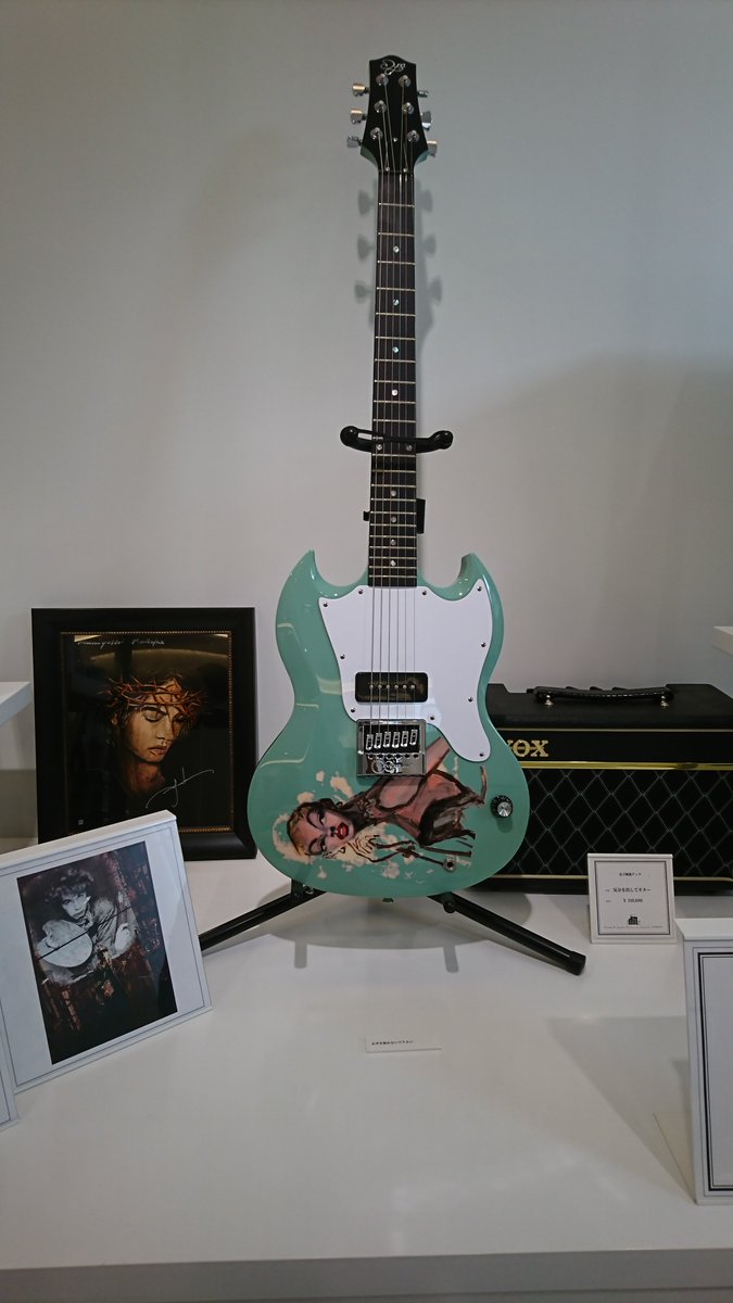 ゆう Mmxxi この気分を出してギターはサプライズでhydeへの御誕生日プレゼントとして送られたのだとか エンジニアの方に Hydeのギターの好みを聞いsgシェイプ ボディの厚みやhydeが使ってるzodiacカスタムに搭載されてるevertuneを着けて ライブですぐ ゆう Mmxxi この気分を出してギターはサプライズでhydeへの御誕生日プレゼントとして送られたのだとか エンジニアの方に Hydeのギターの好みを聞いsgシェイプ ボディの厚みやhydeが使ってるzodiacカスタムに搭載されてるevertuneを着けて ライブですぐ