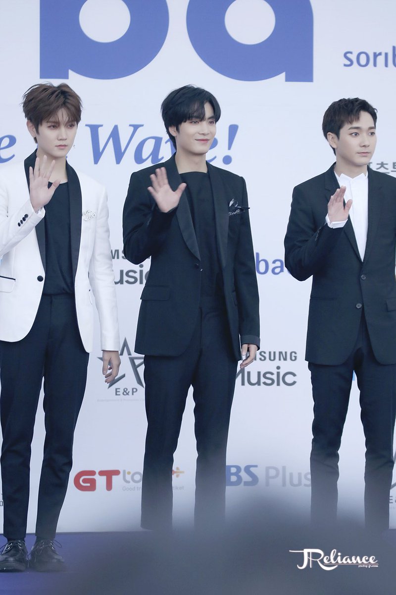 JReliance's tweet photo. 오래만에...ㅋㅋㅋ.   다들이 잘 지내셨어요???      180830 소리바다 어워즈 #NUEST_W   #뉴이스트W #김종현 #JR https://t.co/DbSG0bfW3R