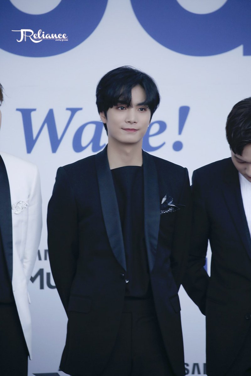 JReliance's tweet photo. 오래만에...ㅋㅋㅋ.   다들이 잘 지내셨어요???      180830 소리바다 어워즈 #NUEST_W   #뉴이스트W #김종현 #JR https://t.co/DbSG0bfW3R