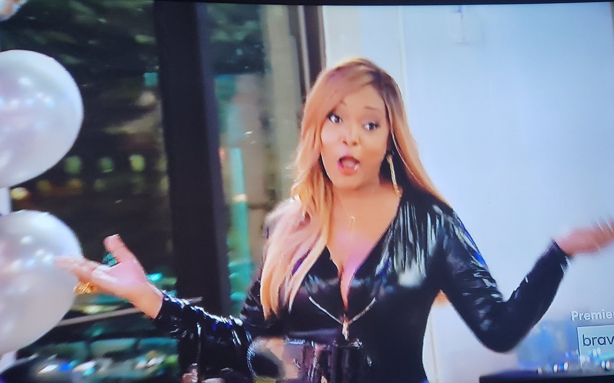 EyeAmLove143's tweet photo. The way @iluvmariah walked back into that party to provide receipts, gave me life X10 Yaaaaaaaasssssss! #married2med #Thatwalktho https://t.co/GLbU5Y4EVi