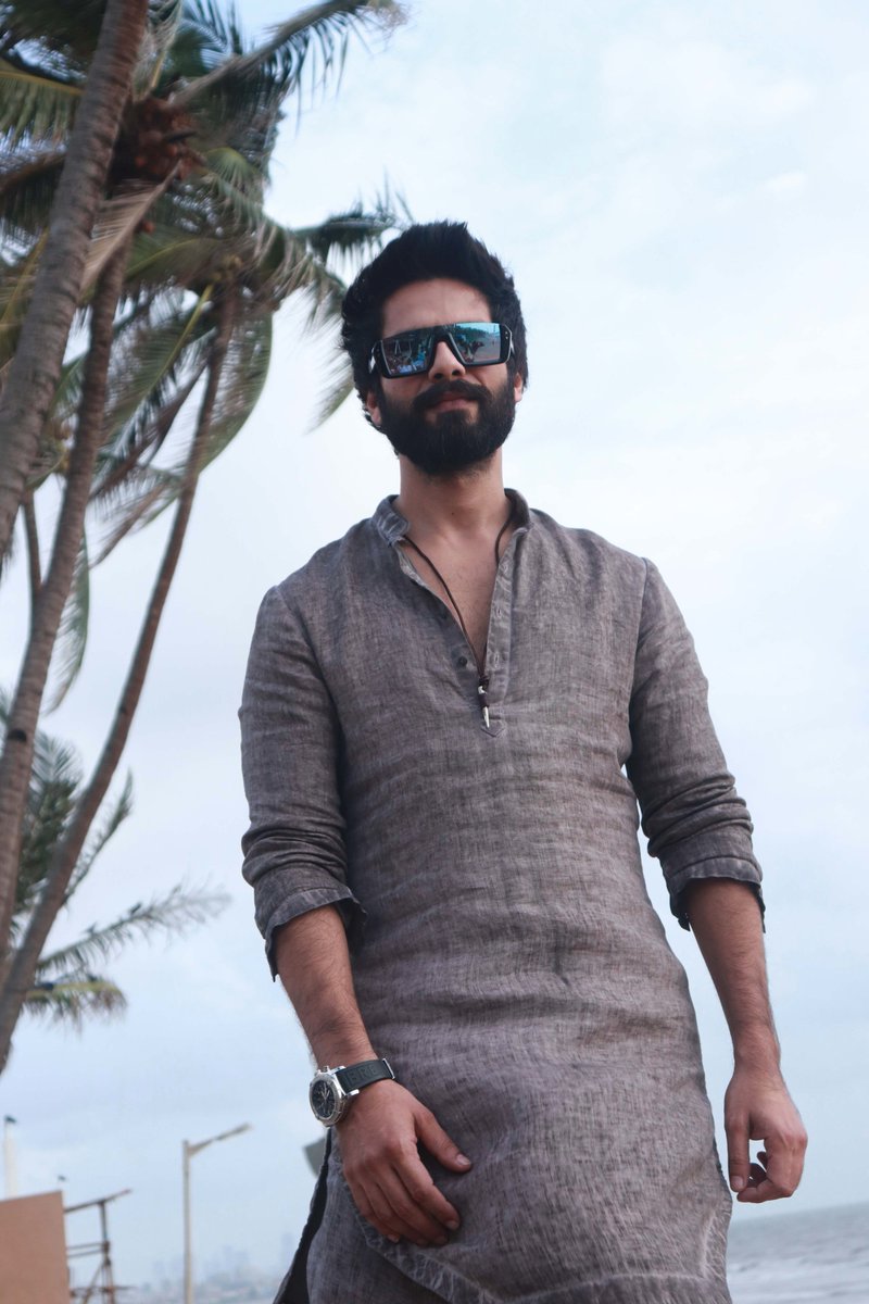 LehrenNetworks's tweet photo. #ShahidKapoor #BattiGulMeterChalu #LatestBollywoodNews #LehrenBollywood #BollywoodNews2018 #Lehren #30YearsOfLehren
A dapper-looking Shahid Kapoor promotes Batti Gul Meter Chalu sans Shraddha Kapoor.
Stay tuned to: https://t.co/C1LPiZpHo8
@shahidkapoor https://t.co/ryOJNIHlyU