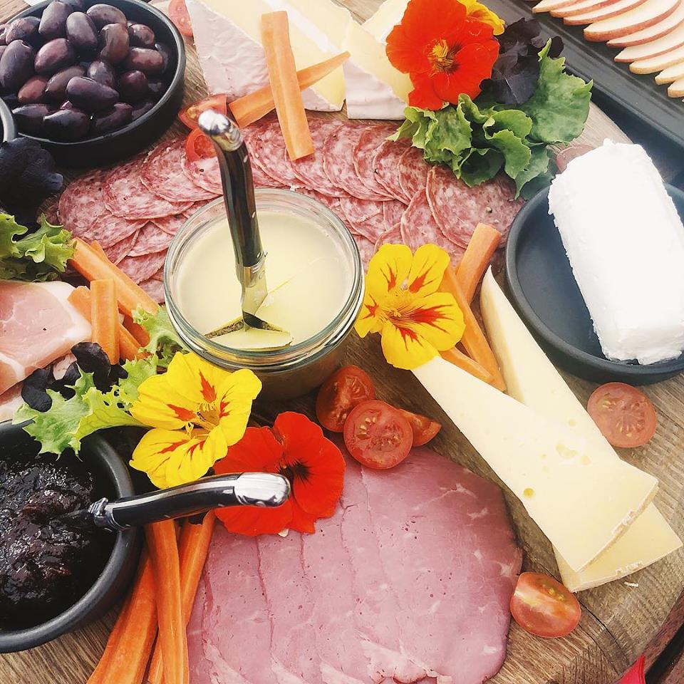 It’s Spring time here in McLaren Vale! Our platters are showing off with an array of edible flowers hand picked from our Mollydooker garden... 🌼
#mollydookerwines #mollydookershake #winelover #localproduce #cheeseplatter #cheesepleaseplatters