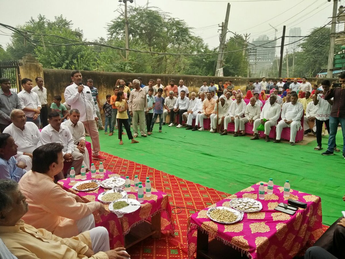 कादरपुर रोड बादशाहपुर में नगर निगम गुरुग्राम द्वारा बनाए जाने वाली प्रजापत धर्मशाला के शिलान्यास कार्यक्रम में हिस्सा लिया। प्रजापत समाज की धर्मशाला बनवाने की बहुत पुरानी मांग है। इसलिए इसे जल्द से जल्द तैयार करवाया जाएगा <a href="/mlkhattar/">Manohar Lal</a> <a href="/cmohry/">CMO Haryana</a> <a href="/yashpalmurar/">Dr. Yashpal Yadav IAS</a> <a href="/MunCorpGurugram/">MCG</a>