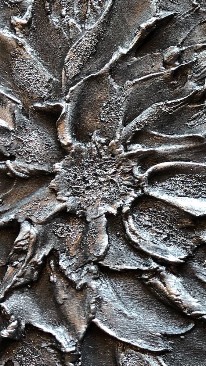 Comissioned piece for @MissLauraAlicia 24”x24” sculptural on wrapped canvas, marble sculptural paste, metallic acrylics, glass gel - this baby shimmers!! #abstractartist #metallicart #interiordesignart #britishartist #austinartist #texturedart #silverart #artistsontwitter