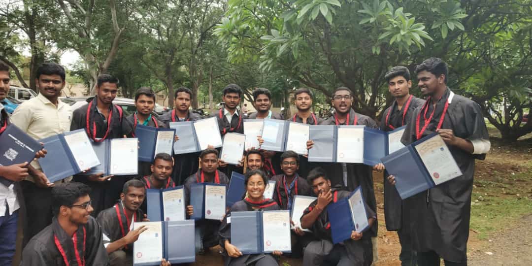 AnanthSachinBE's tweet photo. #GCE2013-2017 #Graduationday2018 happiest day, enjoyment, etc.. https://t.co/EdjP0zRwOD