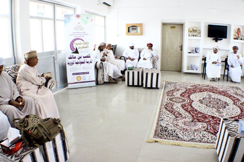 اجتماع مدير المدرسة مع سائقي الحافلات المدرسية