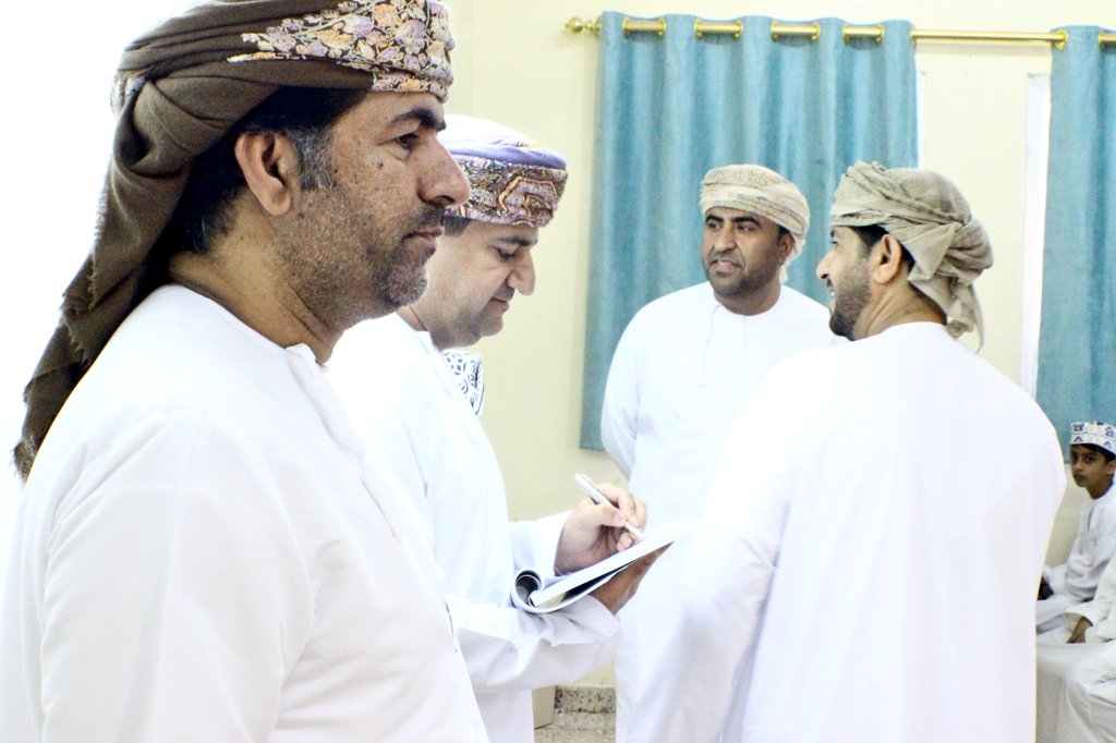 زيارة مدير المدرسة بمعية المعلمين الأوائل للفصول الدراسية لمتابعة سير الحصص، واعتماد خطط المنهاج الدراسي.