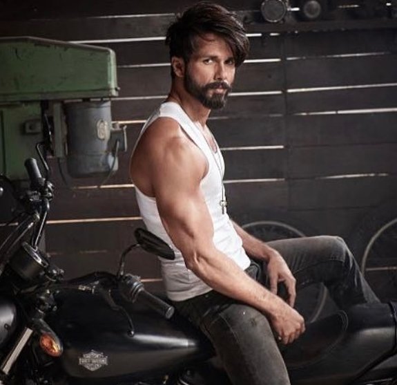 Shahid kapoor and a girl nude images