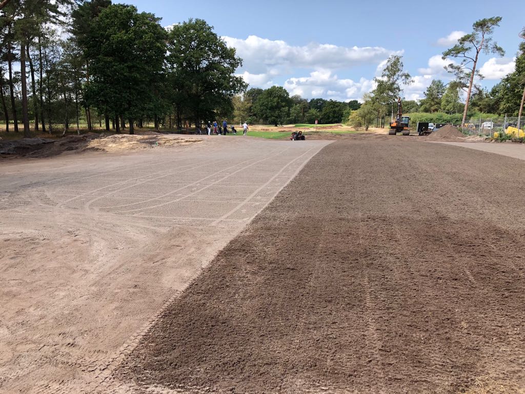DeRidderBV's tweet photo. Inmiddels begonnen met inzaaien van #puttingarea #chippingarea @Hilversumsche @SVVgolfdesign @jolgolfdesign @Poseidonbereg https://t.co/3LOwAocP0h