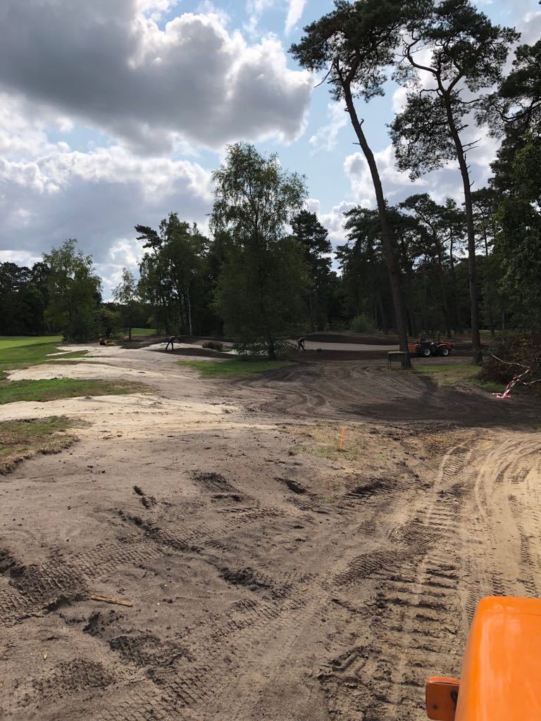 DeRidderBV's tweet photo. Inmiddels begonnen met inzaaien van #puttingarea #chippingarea @Hilversumsche @SVVgolfdesign @jolgolfdesign @Poseidonbereg https://t.co/3LOwAocP0h