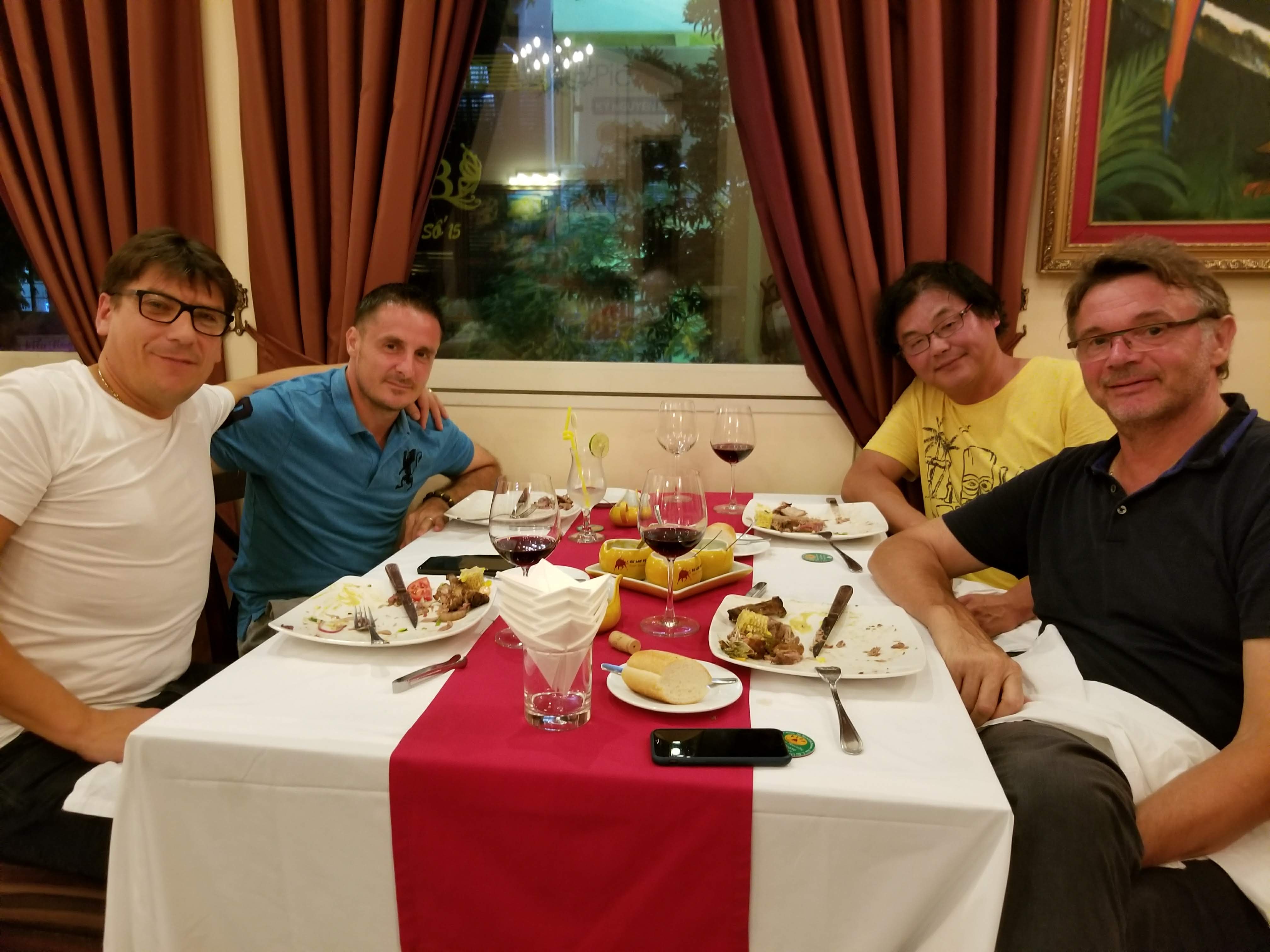 田村修一 昨日はベトナムの祝日 午後はトルシエとハノイ散策 夜はスタッフも合流してブラジルレストランでシュラスコ 今朝はインタビュー テーマはアジア大会決勝と森保ジャパン トルシエのベトナムでの活動について 詳しい内容は改めて しかし