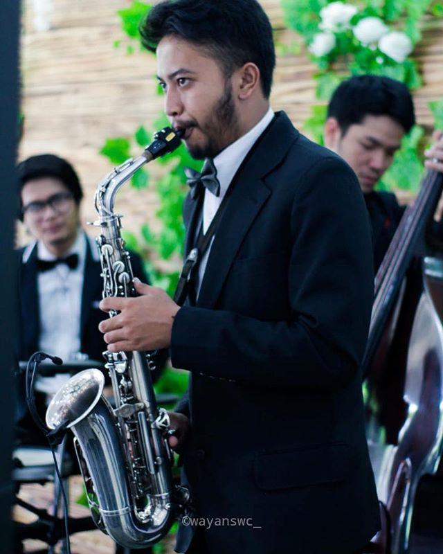 Seruniaudio's tweet photo. #repost @fahmiluqmansullivan
Nice pic!
...
NGABIDIK💃
.
.
.
.
#wedding #saxophone #altosax #yamaha #yamahasaxophone #yas280s #jumbojava #a45 #rovner #versa #seruniaudio @seruniaudio #musician #bandung #saxophonist #like4likes #woodwind #bg #tchelicon https://t.co/H50TmmIE40