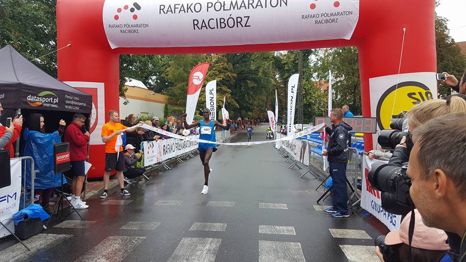 BiznesMediaPR's tweet photo. 704 zawodników z Polski i zagranicy ukończyło 4. edycję RAFAKO Półmaraton Racibórz, który odbyła się 26 sierpnia. Rywalizację open wygrali Kenijczycy wraz z Polakami. https://t.co/z116O0QhVU https://t.co/B8KaLXTGGo
