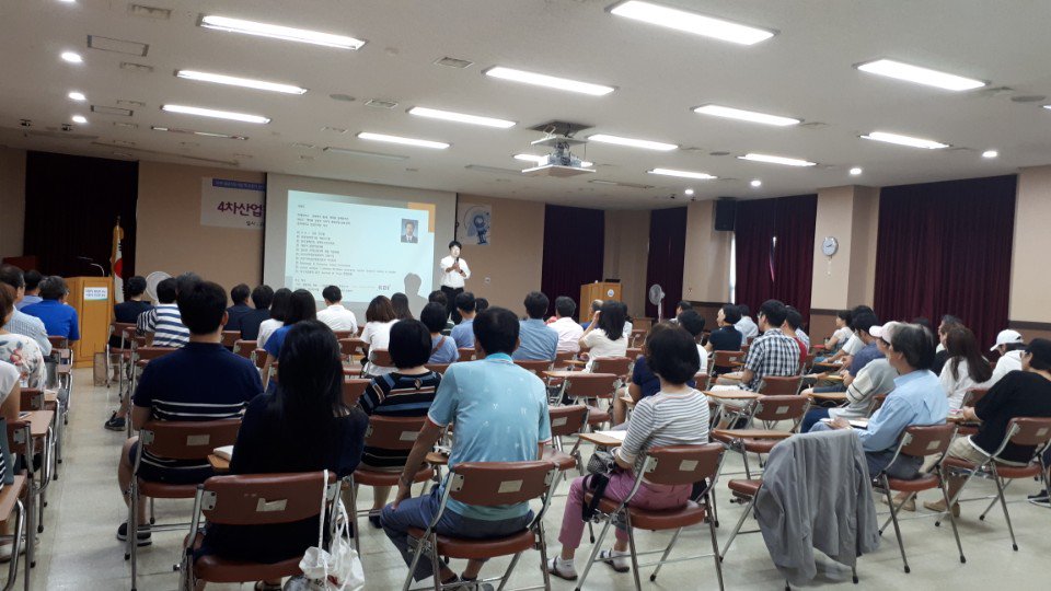 #성남시 #중앙도서관
성남시 중앙도서관에서 9월 1일에 저자강연회가 있었습니다!!

박정호 연구원님의 "4차 산업혁명은 우리의 삶을 얼마나 바꾸게 될까"라는 주제에 대한 강연이었습니다!!

4차 산업혁명이라는 주제를 소득분배구조의 변화, 신기술의 변과 건강 등 여러가지 관점에서 살펴봤습니다!!