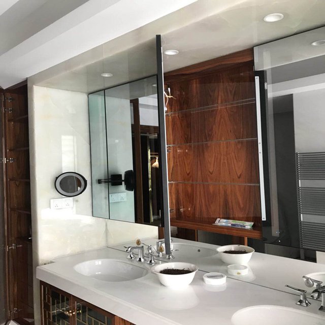 OnlyLiu1's tweet image. bathroom cabinet mirror