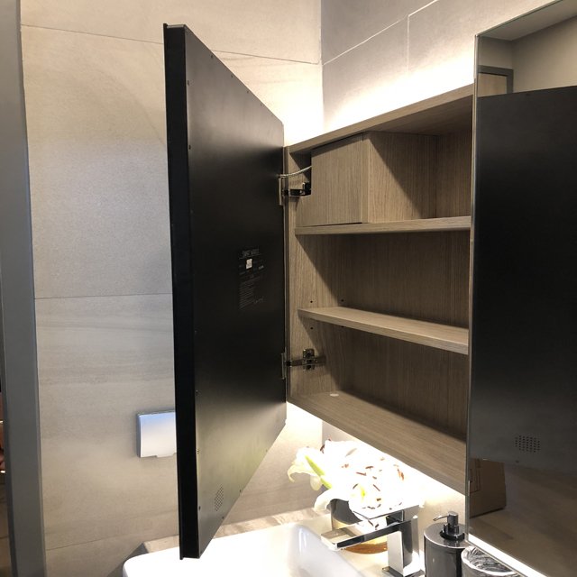 OnlyLiu1's tweet image. bathroom cabinet mirror