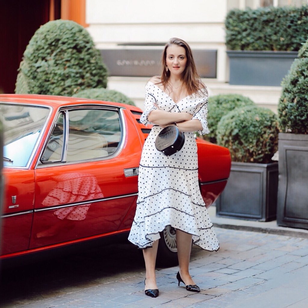 Swirling my way into a new week ✨ 

(Dress by @keepsakelabel) #launeden #19weekspregnant
