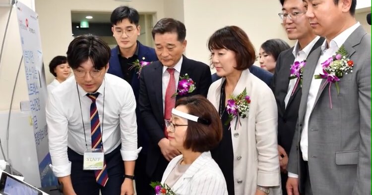 <분당구보건소 치매안심센터 개소>
치매국가책임제 시행으로 전국적으로 치매안심센터가 개소하고 있습니다. #성남시 #분당구보건소는 전국 최초로 아파트단지 안으로 치매안심센터가 자리잡았습니다.관공소문턱을 없애고 어르신들이 자유롭게 이용하는 마치 동네마을회관 같은 치매센터가 될것입니다