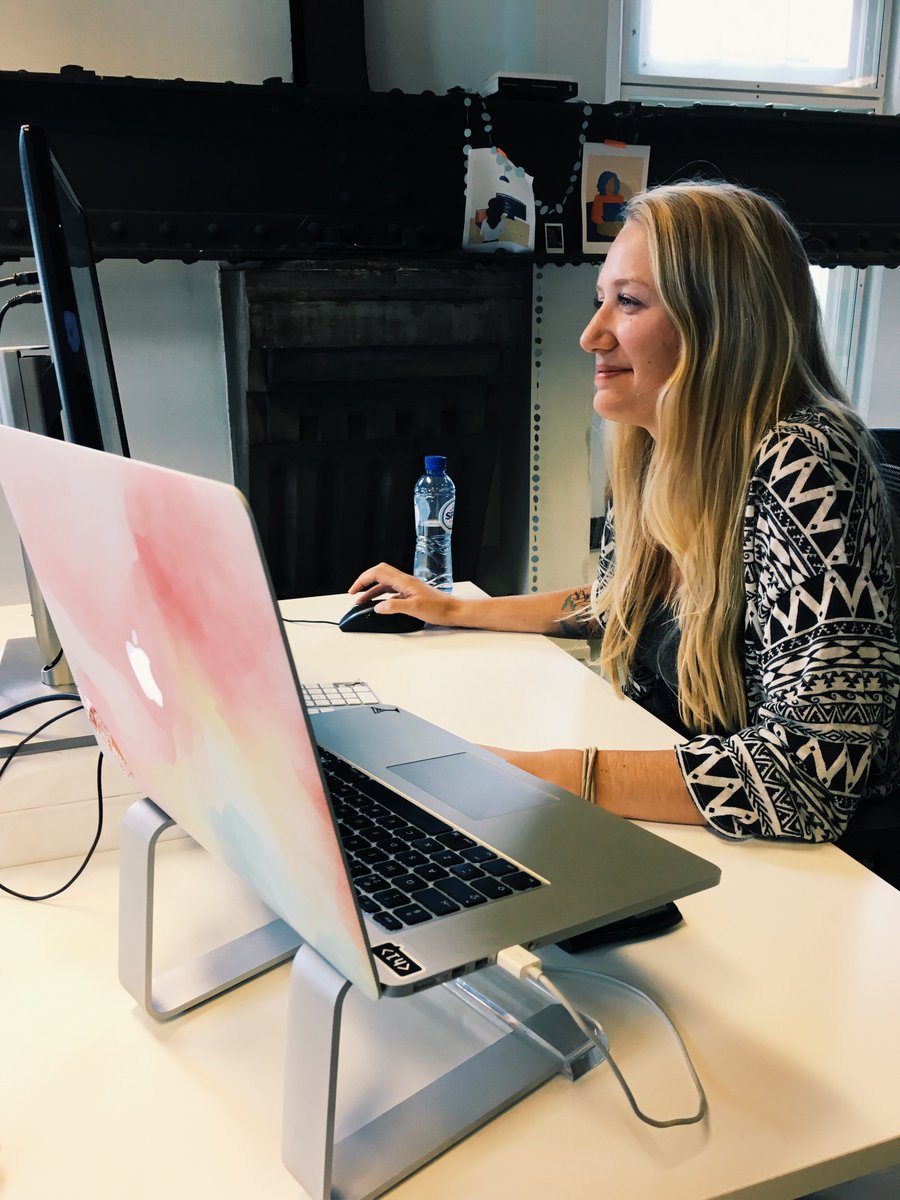 We hebben een nieuw teamlid! Dit is Myhra, onze visual design stagiaire. En dat betekent onder andere dat er nieuwe tekeningen worden gemaakt, de poppetjes een nieuwe kleedruimte krijgen en Hoi Dokter's wandelgangen worden opgefrist! Welkom bij team Hoi Dokter Myhra!