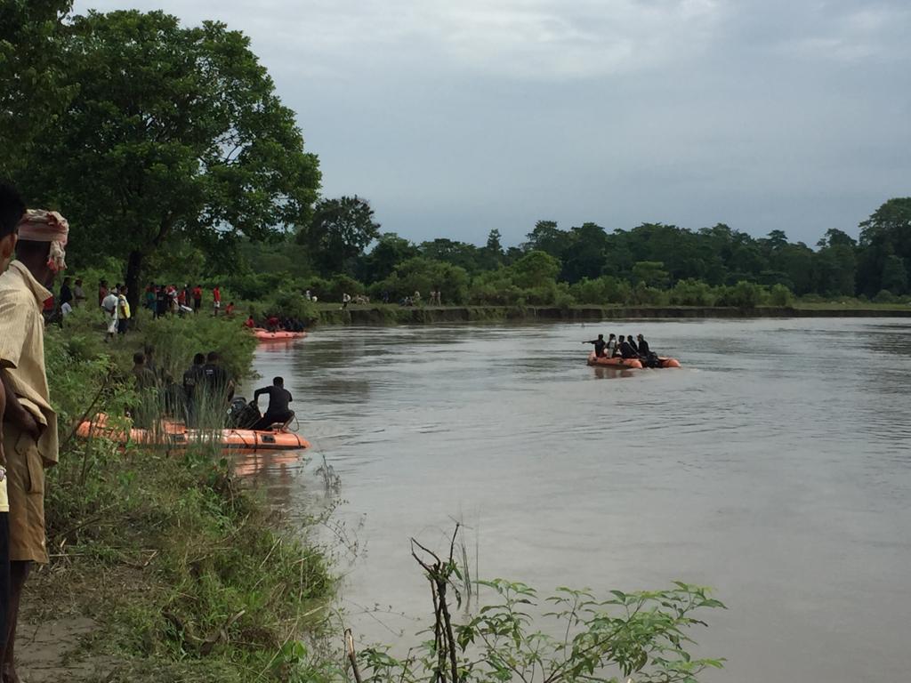 proshillong's tweet photo. 14 divers of Spear Corps #IndianArmy , launch massive #Search_operation over Dikhow River in Sivasagar Dist #Assam ,for five members of missing family , whose car fell in river .Operation under progress .
@SpokespersonMoD @DefenceMinIndia @sarbanandsonwal @DGNorthEast https://t.co/3F3Ofzi1zN