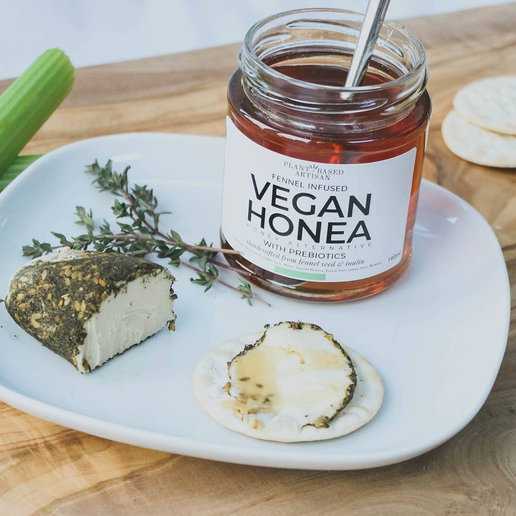 YumblesHQ's tweet photo. Right when you think you've seen it all, along came this bee-less honey. We were amazed by it's taste, texture and appearance! Kudos to our amazing new maker @PBArtisan
https://t.co/akMkeLDJso
#vegans #vegan #plantbased #missingnothing https://t.co/O6w9QmBaKP