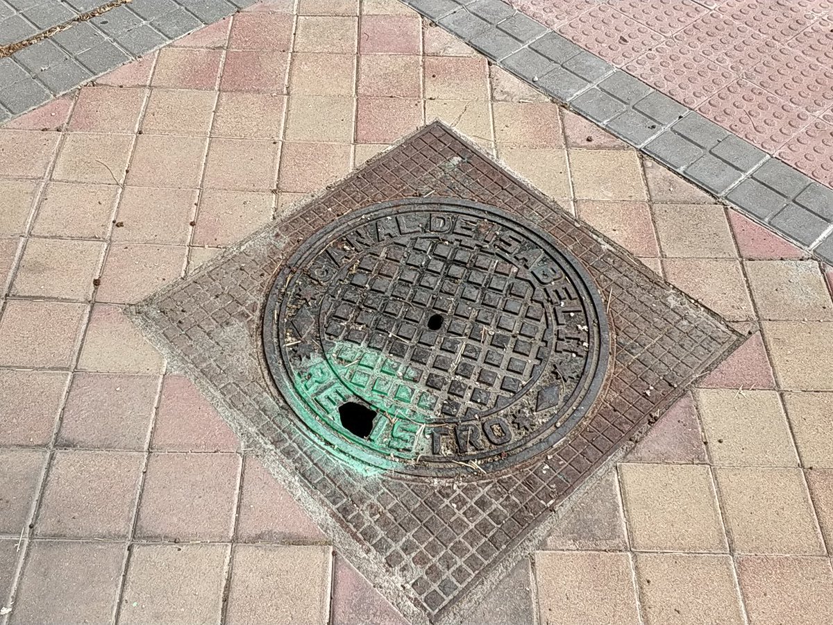 Aayuar's tweet photo. @AytoAlcorcon @psoealcorcon @PodemosAlcorcon @CsAlcorcon @davidperez calle Berlín esquina Calle cophenague. Vale, ya hemos visto que pintando con el spray no se arregla sólo. Estamos esperando una desgracia, o que? https://t.co/2kJBT78tAw