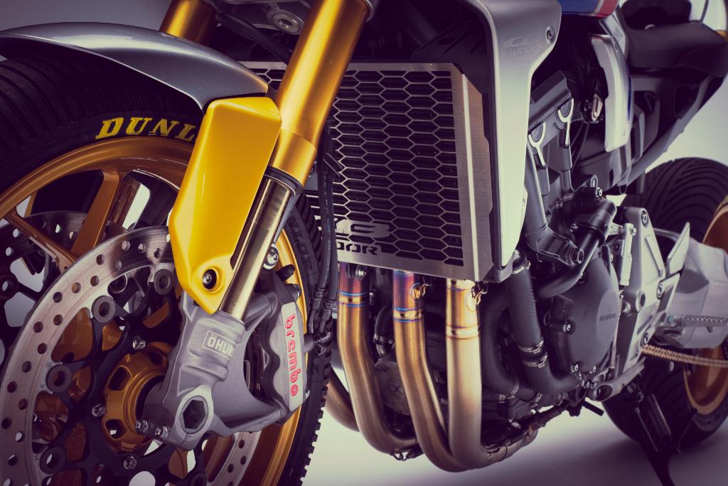 HondaMotosES's tweet photo. Echad un vistazo a esta belleza. Creada por Honda Racing, esta CB1000R customizada estuvo este fin de semana en las manos del quíntuple Campeón del Mundo de 500cc GP Mick Doohan, en Glemseck 101 . 
#CustomHonda https://t.co/tBzbUp5nAG