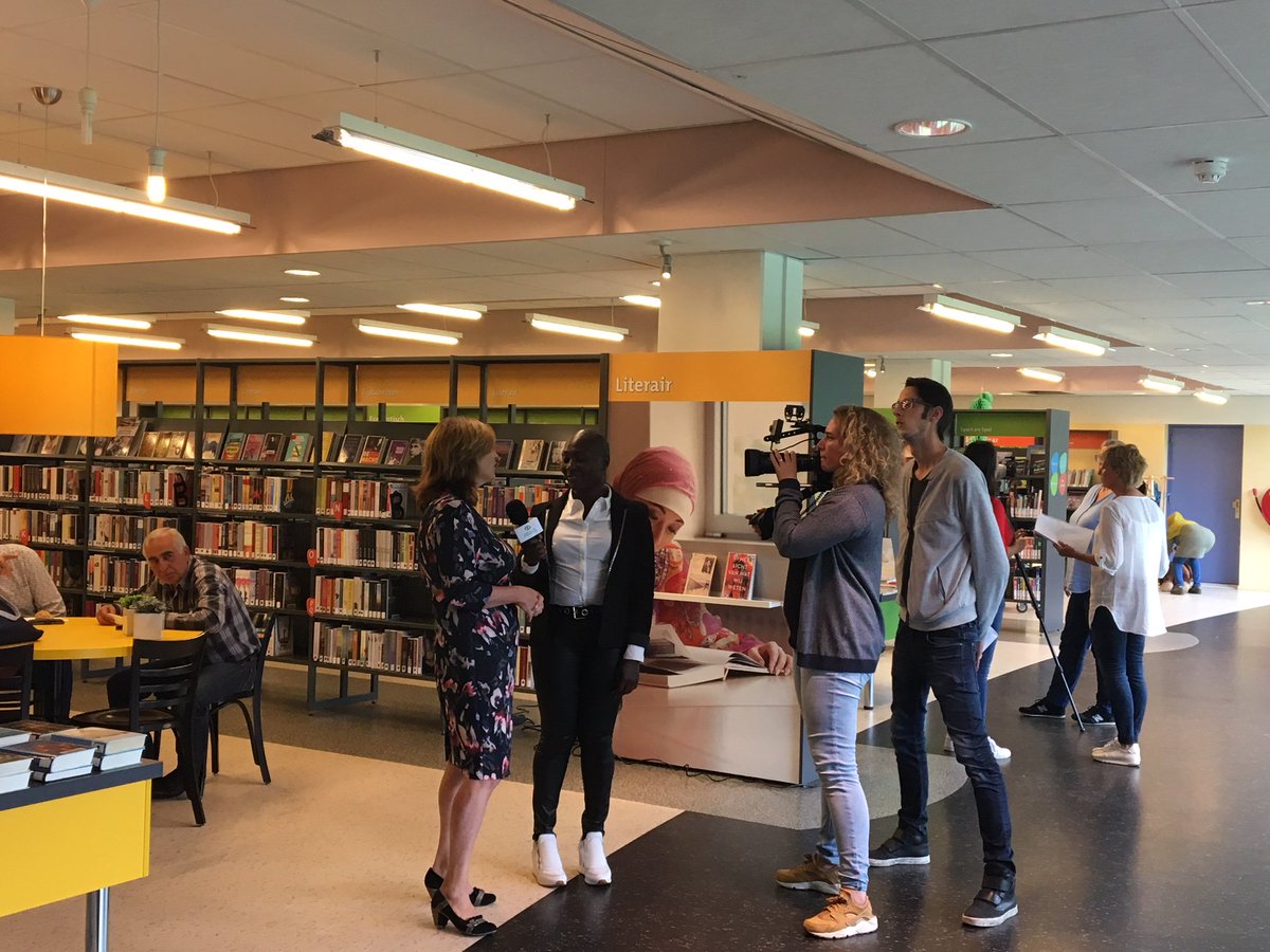LenS_Geke's tweet photo. In de bibliotheek Westland deelde ik de certificaten uit aan 8 prominente Westlanders die deelnemen aan het Taalmaatjesproject. Ook de razende reporters waren erbij, om aandacht te vragen voor dit mooie project tijdens de #WvdA2018. https://t.co/pXTD196jaF