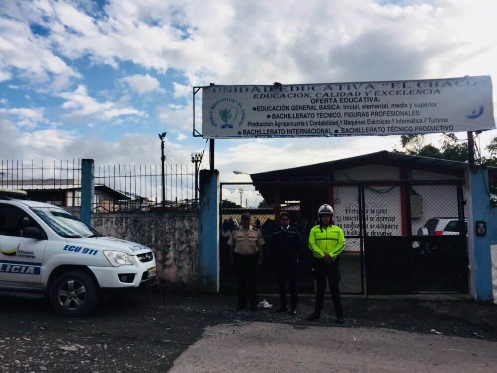 GoberNapo's tweet photo. #ElGobiernoDeTodos para garantizar la #SeguridadCiudadana de los estudiantes durante el #IngresoSeguroAMiUnidadEducativa en Napo, se realiza trabajo coordinado con los GAD’s, @PoliciaEcuador y @GoberNapo en los exteriores de las Unidades Educativas https://t.co/CIi4JbGicS