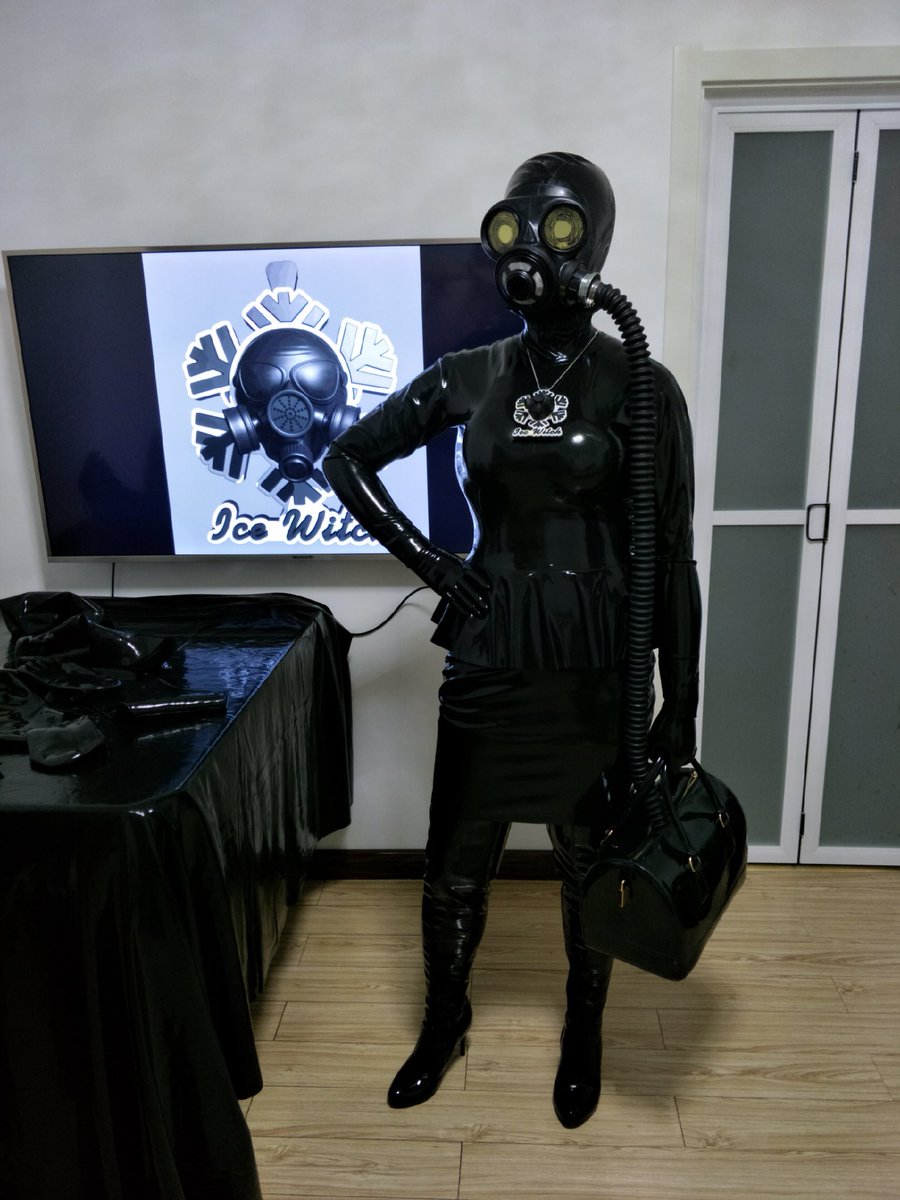 #latex #rubber #gasmask I'm back 😜😜