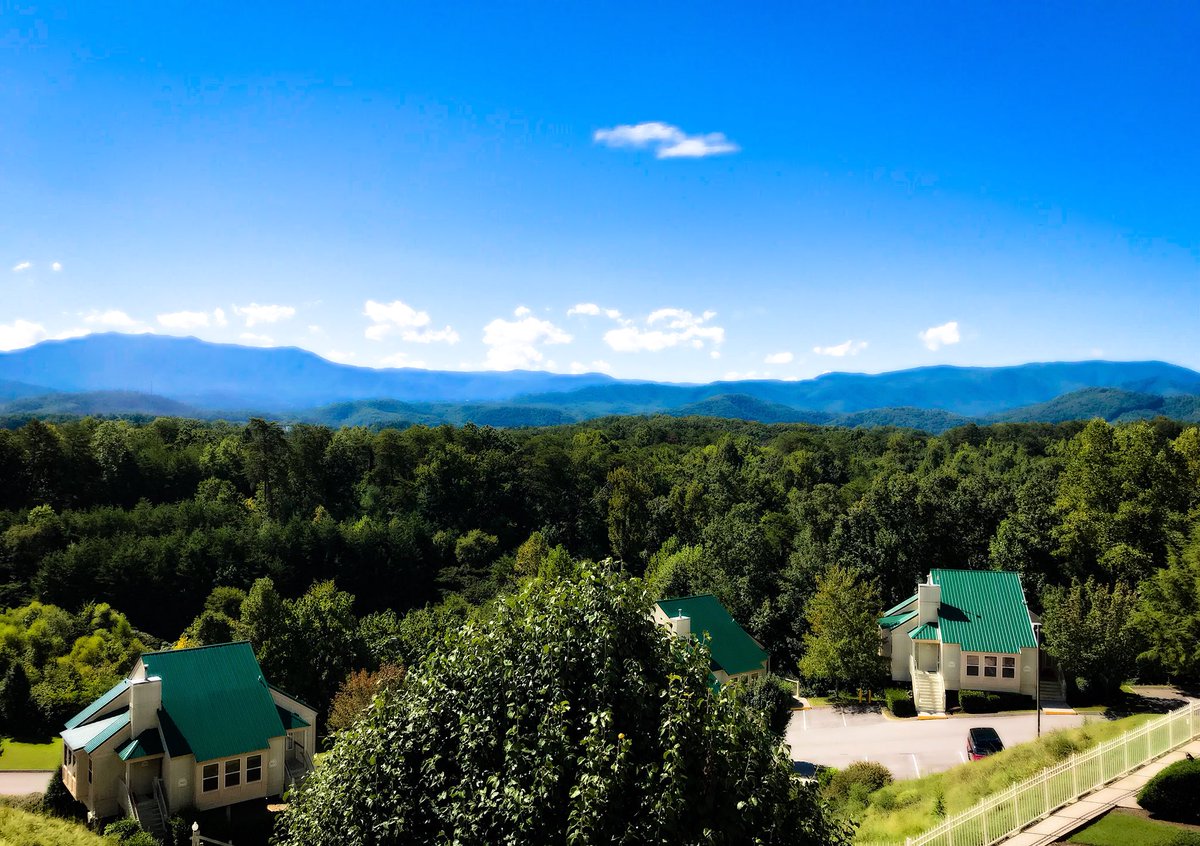 BxGguy2020's tweet photo. Excited to be @diamondresorts SunRise Ridge Resort today w/our talented leadership team. The views have never been more beautiful &amp; the opportunity so  bright. If you live in TN come join our growing family helping owners/guests #StayVacationed. #WhyAreYouNotHere @DiamondCareers https://t.co/Wgca4jiYK7