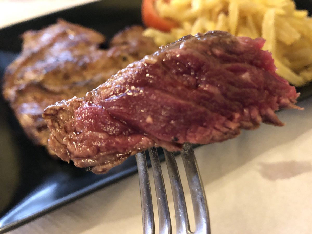 sanchomichell's tweet photo. Entrecot de ternera argentina y salmorejo cordobés en plena calle Ancha de Punta Umbría. Brasería Las Salinas. Producto de primera y extraordinaria ejecución. Difícil poner nota al segundo, uno de los mejores con los que me he topado. https://t.co/maHjaxqqjT